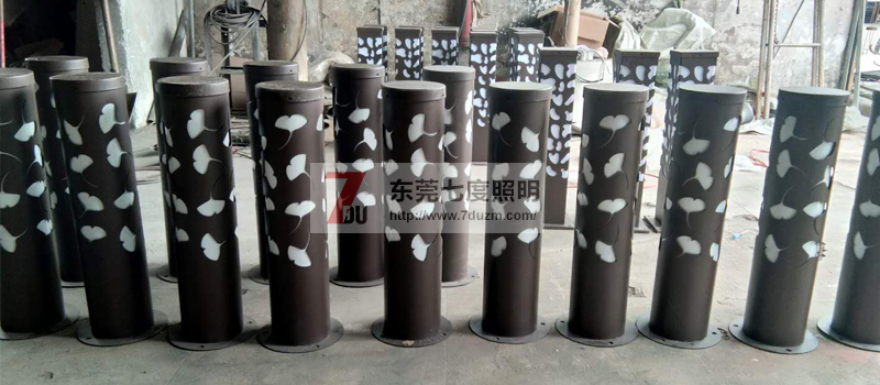 91视频首页(QDCPD-002)割花镂空圆柱LED草坪灯生产实拍图片