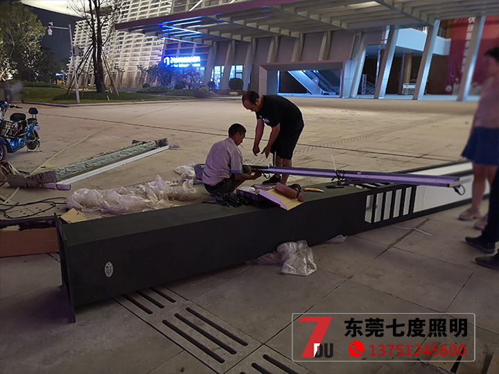户外广场园林91视频成人官网柱安装现场实拍