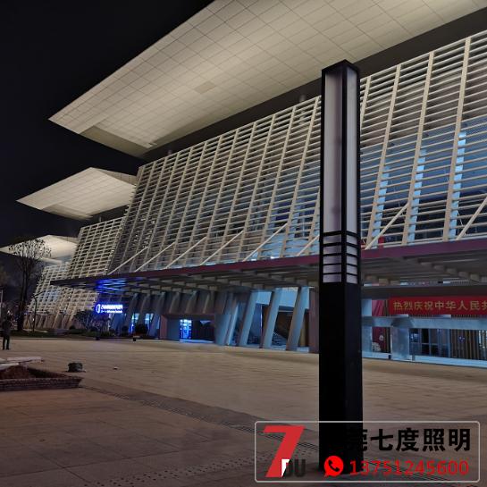 6米现代简约市政广场LED91视频成人官网柱安装效果图